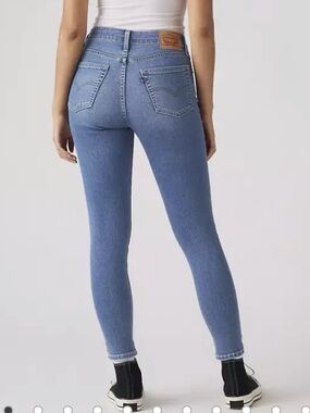 New with tags! Levi's 721 High-Rise Skinny Jeans - Size 29